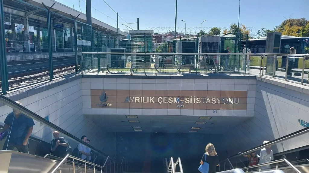 Ayrilik Cesmesi Metro Girisi 1